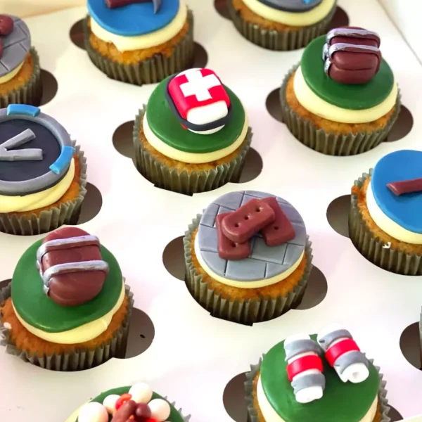 stawberry cupcakes with vanila butter cream for birthday of a boy of 10 years old in Geneva cooked by the best pastry shop in town
