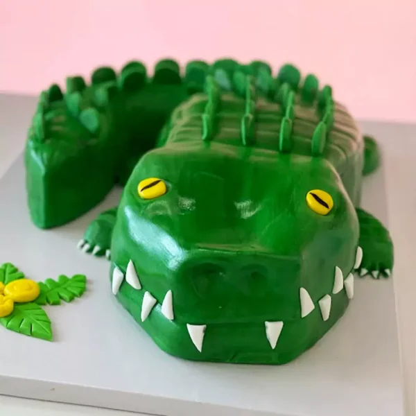 gateau anniversaire 3D unique a geneve en forme de crocodile pour adulte avec garniture au chocolat et parfum vanille