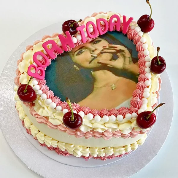 gâteau vintage anniversaire pour femme de 25 ans et images comestible crème au beurre a la fraise