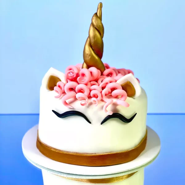 gateau d'anniversaire licorne leger a la fraise pour adulte fait par la meilleur pâtisserie a lausanne