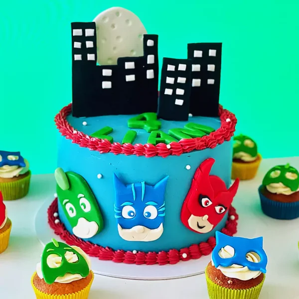 cupcakes a la vanille et chocolat avec un gâteau d'anniversaire a la fraise sur le thème pyjamasques