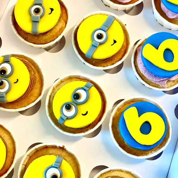 Cupcakes minions à la vanille et à la fraise faits par la confiserie Natcake Geneve et livré à Lausanne à l'occasion de l'anniversaire d'un petit garçon.