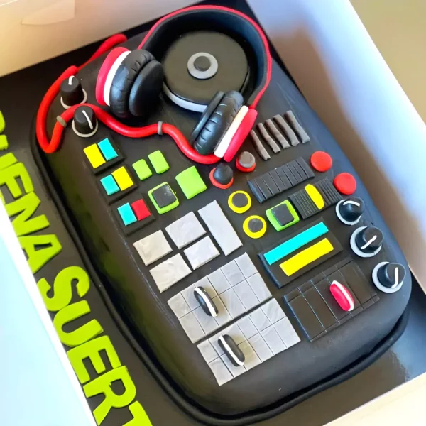 cake design au chocolat pour adulte représentant une table de mixage pour DJ et fait par la meilleure pâtisserie de Genève.