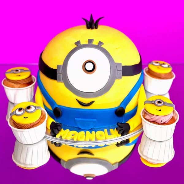 gâteau et cupcakes anniversaire pour enfant sur le thème du dessin animé les minions et représentant le personnage Stuart du film.