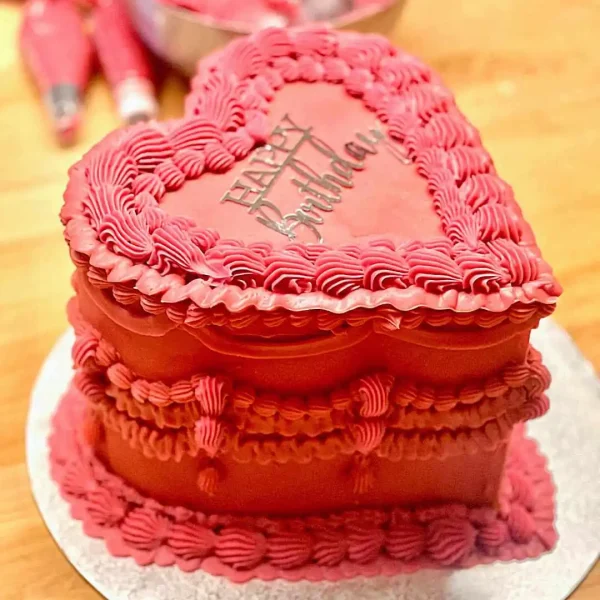 Gâteau Vintage Chérie rouge avec design élégant, idéal pour mariages, anniversaires, baby showers, et fêtes d'entreprise à Genève, Lausanne, Nyon, Vevey, et Montreux. Une création sur mesure de Natcake.