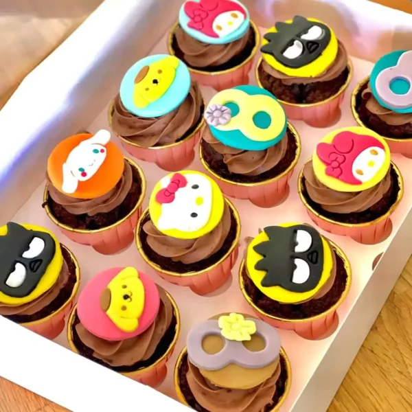 Cupcakes Hello Kitty personnalisés, design mignon et coloré pour anniversaires ou fêtes à Genève et Lausanne.