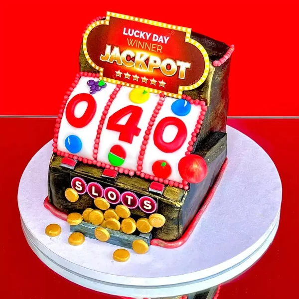 Gâteau Casino Jackpot sur mesure, décoré avec des éléments de casino pour anniversaires ou fêtes thématiques à Genève et Lausanne.