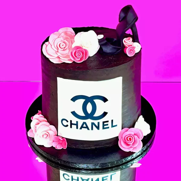 Gâteau Coco Chanel élégant et raffiné pour célébrations sophistiquées. Création sur mesure à Genève et Lausanne.
