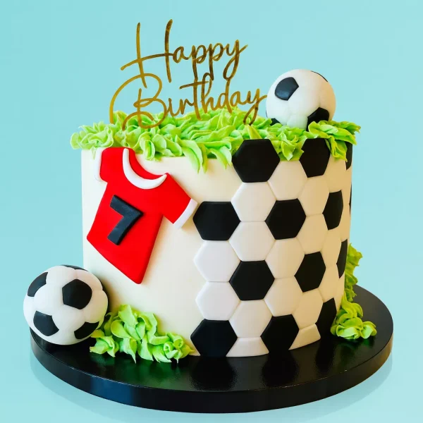 Gâteau d’anniversaire sur mesure sur le thème du football, décoré de ballons, maillot et pelouse, parfait pour fans de sport à Genève ou Lausanne.