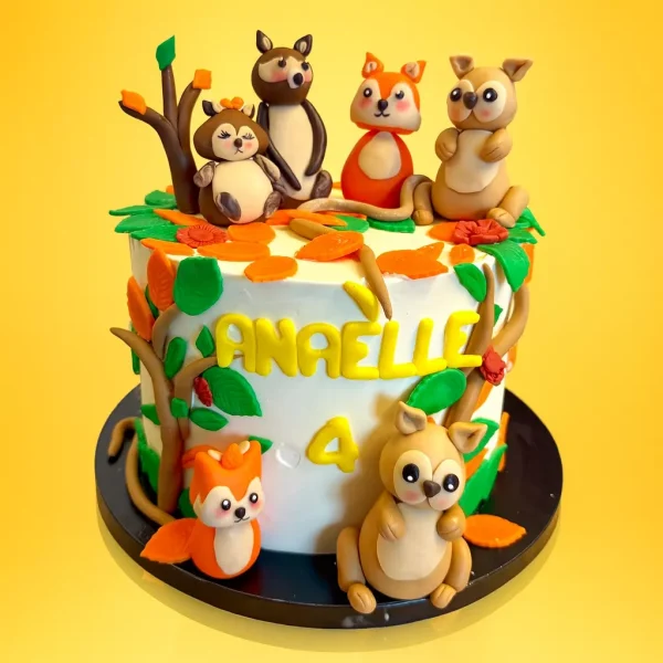 Gâteau personnalisé avec animaux de la forêt en pâte à sucre, thème nature pour anniversaire enfant, création sur mesure à Genève ou Lausanne.