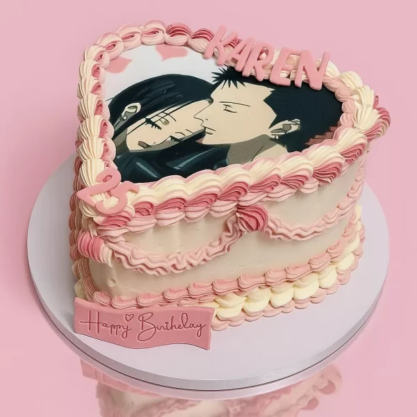 Gâteau d’anniversaire vintage cœur avec visuel du couple du manga NANA, crème rose et vanille, création personnalisée pour fans de manga à Genève ou Lausanne.
